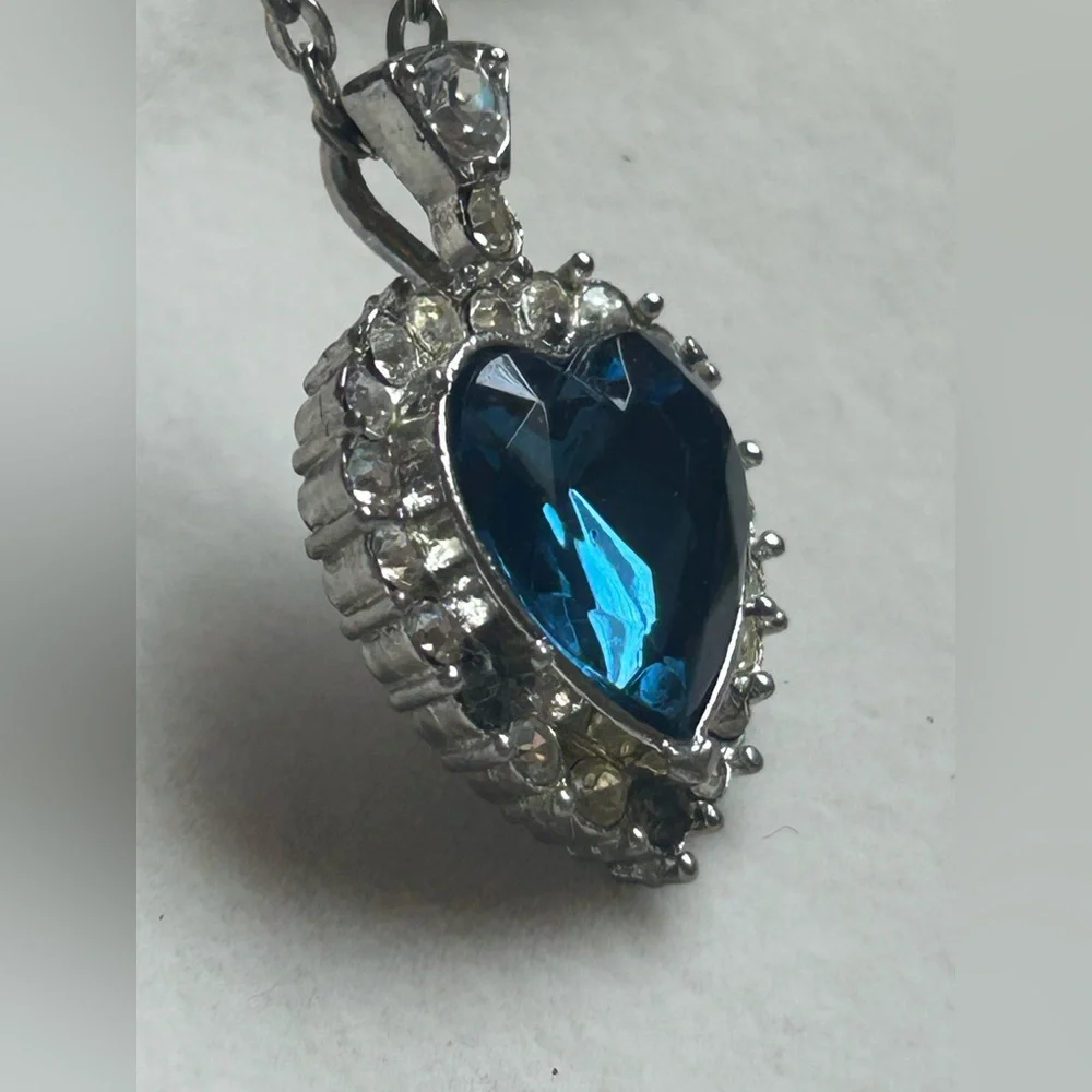 Royal Blue Heart Rhinestone Pendant Necklace Silver Tone Chain Vintage Necklace - Picture 13 of 14